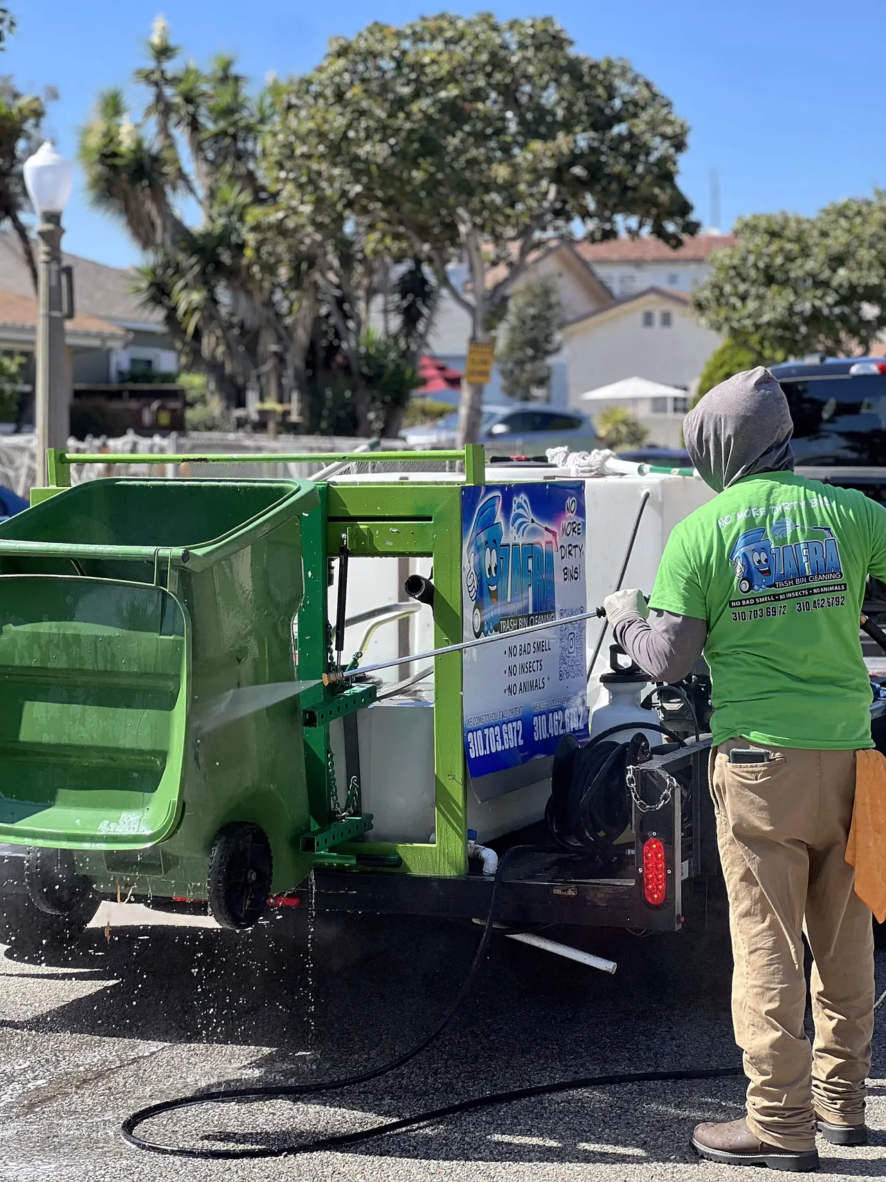 Zafra crew member at the cleaning trailer with a bin on the wash rack