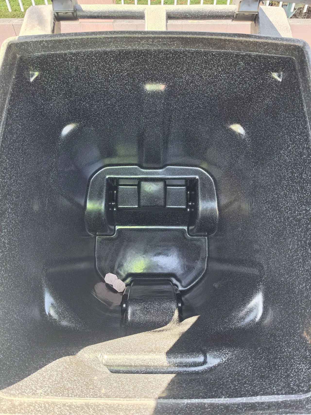 Interior de un bote negro después del lavado a presión