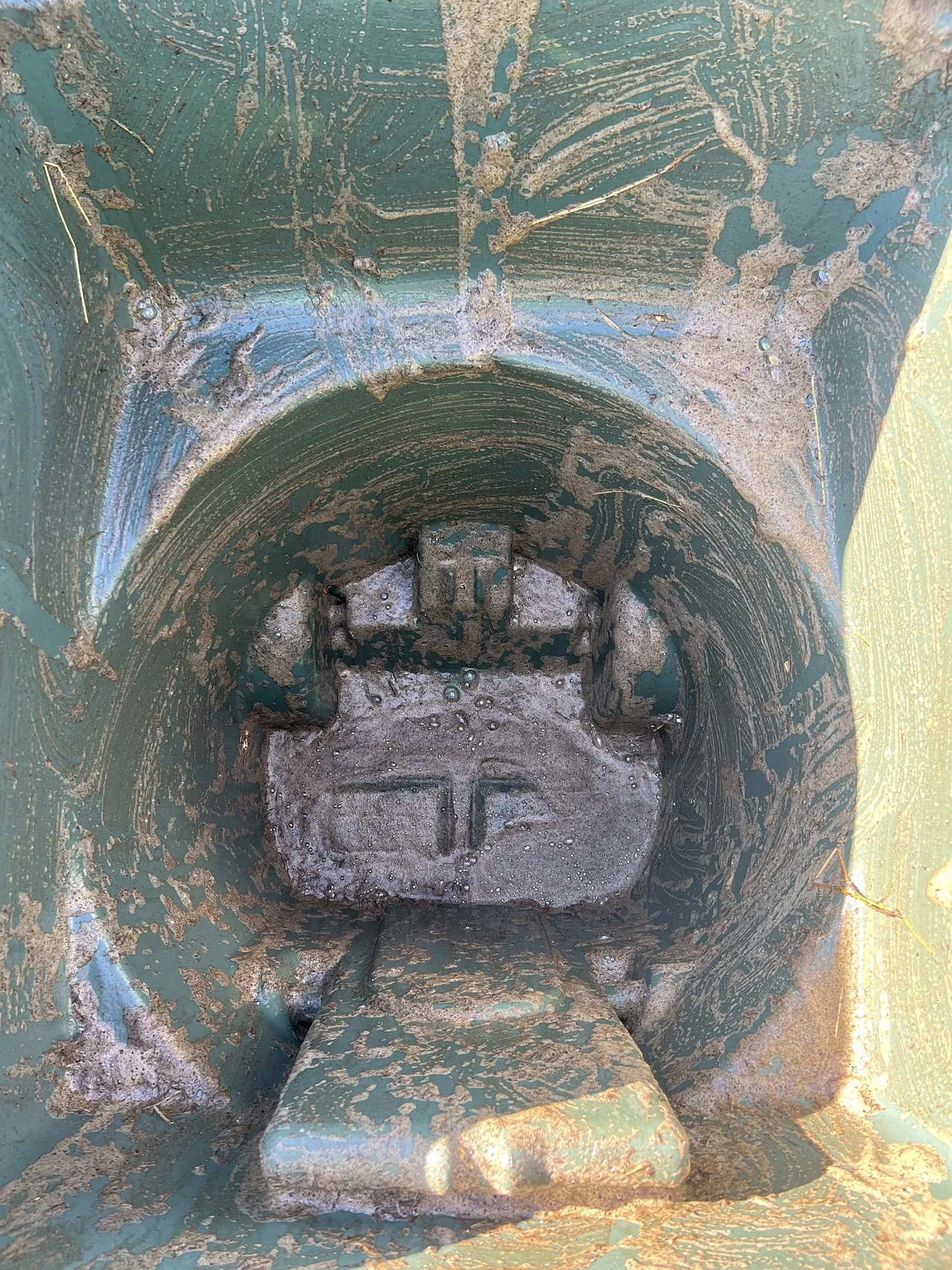Interior de un bote sucio antes de la limpieza
