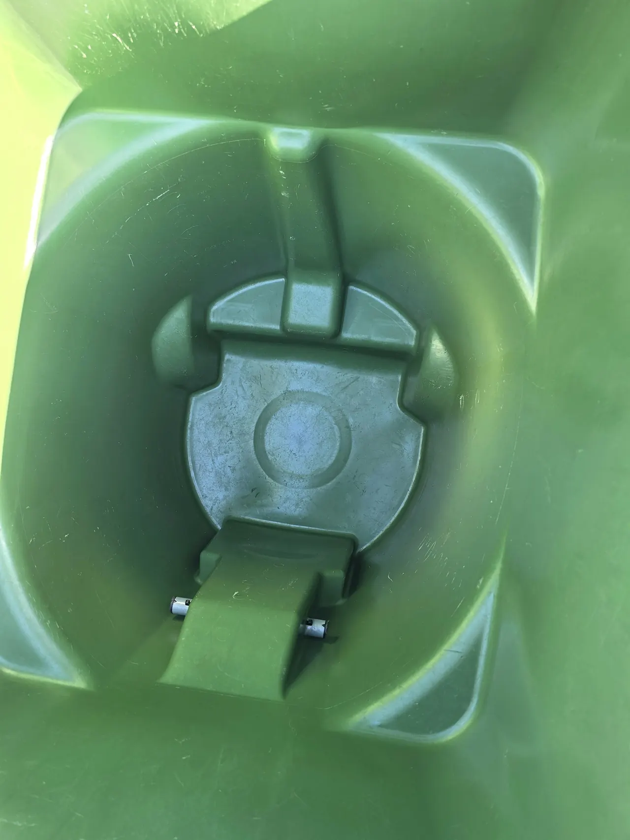 Interior de un bote verde después de la limpieza